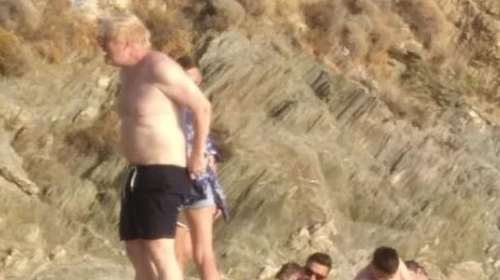 Μπόρις Τζόνσον: Ξέγνοιαστες βουτιές στην Κάρυστο, σε κρυφή παραλία - Αγριο κράξιμο από τα βρετανικά ΜΜΕ [Εικόνες, βίντεο]