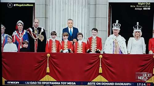 Πάρτι στο Twitter με τον Ευαγγελάτο στο μπαλκόνι του Μπάκιγχαμ πίσω από τη βασιλική οικογένεια - &quot;Ο διάδοχος του θρόνου&quot;