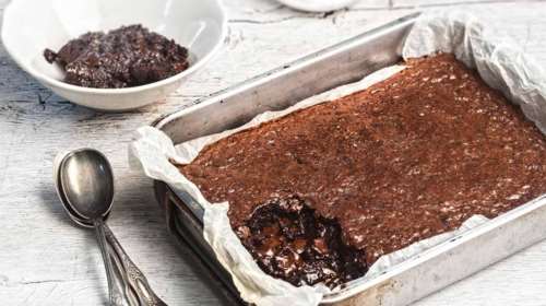 Υγρή σοκολατόπιτα που λιώνει στο στόμα - Η πιο εύκολη και γρήγορη συνταγή που υπάρχει