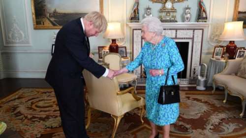 Ο Μπόρις Τζόνσον αποκάλυψε το βασιλικό μυστικό: "Καρκίνο των οστών είχε η βασίλισσα Ελισάβετ"