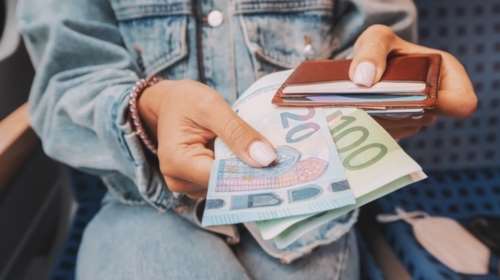 Μεγάλες ανατροπές στα επιδόματα τέκνων, ανεργίας, θέρμανσης: Ποιοι κερδίζουν και ποιοι χάνουν