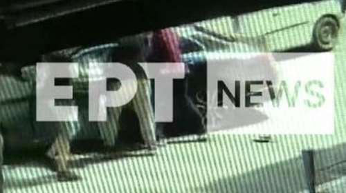 Αδιανόητο περιστατικό στη Θεσσαλονίκη: Πατέρας και γιος ξυλοκόπησαν γιατρό μπροστά στο παιδί του γιατί οδηγούσε αργά [βίντεο]