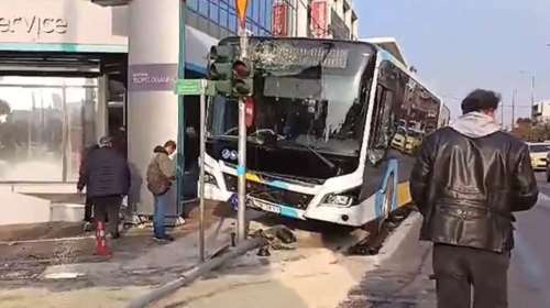 Τροχαίο στην Αγία Παρασκευή: &quot;Κάποιος πετάχτηκε μπροστά και για να μην τον σκοτώσω το έριξα έξω&quot; λέει ο οδηγός του λεωφορείου