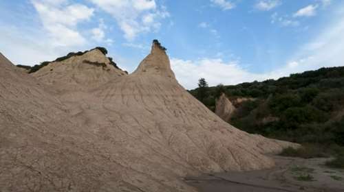 Κομολίθοι: Το εκπληκτικό άγνωστο τοπίο της Κρήτης που θυμίζει Καππαδοκία [βίντεο]