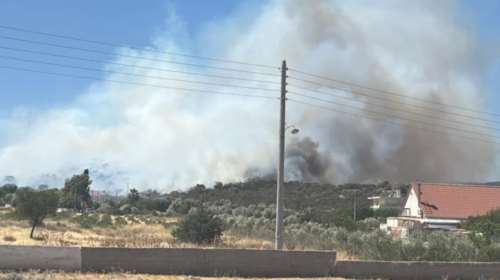 Φωτιά στην Αγία Μαρίνα στο Κορωπί - Μήνυμα του 112 για εκκένωση, κοντά σε σπίτια οι φλόγες