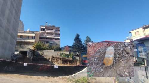 Γρεβενά: Οβίδα μήκους 1,20 μέτρα βρέθηκε θαμμένη σε οικοδομή κοντά σε σχολείο [Εικόνες, βίντεο]