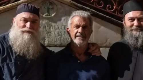 Ο Μελ Γκίμπσον στο Άγιον Όρος - Η στιγμή που πίνει αγιασμό [βίντεο]