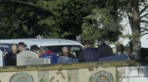 Βέροια: Επεισόδιο στην κηδεία του βρέφους - Καταγγέλλουν τον πατέρα ότι έβρισε τους συγγενείς της 37χρονης [βίντεο]