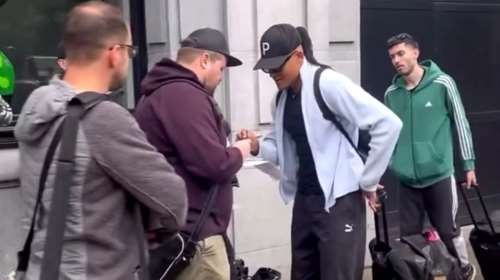 Νέα επικά βίντεο με Καραλή και Τεντόγλου: Σταμάτησαν τον Μανόλο για αυτόγραφα, δεν... αναγνώρισαν τον Μίλτο