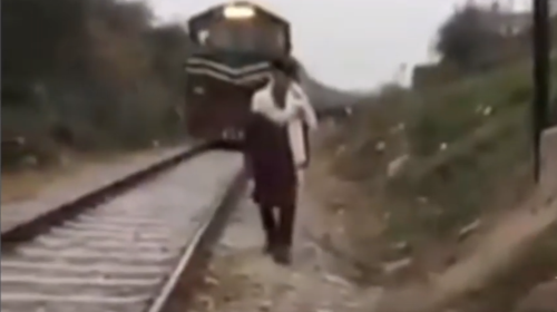 Πακιστάν: Απίστευτο - 18χρονος σκοτώθηκε από τρένο ενώ πόζαρε για το TikTok [βίντεο]