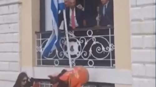 Απίστευτο περιστατικό στην Κέρκυρα: Ο &quot;Μπότης&quot; από το Δημαρχείο προσγειώθηκε στο κεφάλι περαστικής [βίντεο]
