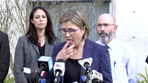 Κορονοϊός: Αξιωματούχος Υγείας προειδοποιεί να μην ακουμπάμε το πρόσωπο με τα χέρια και μετά... σαλιώνει το δάχτυλό της