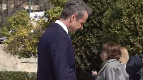 Ο Μητσοτάκης υποκλίθηκε μπροστά από τα ονόματα των 57 θυμάτων των Τεμπών στο Σύνταγμα [βίντεο]