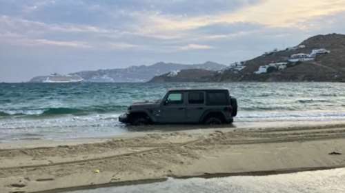 Μύκονος: Βούτηξαν στη θάλασσα με το πολυτελές τζιπ και... κόλλησαν στην άμμο μέχρι το πρωί [βίντεο]