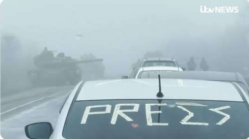 Συγκλονιστική εικόνα: Ρώσοι στρατιώτες στοχεύουν το ελληνικό κονβόι με τανκς και πυροβόλα όπλα