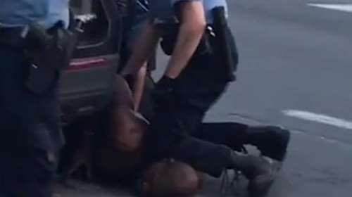 Τζορτζ Φλόιντ: &quot;Τσουνάμι&quot; οργής στις ΗΠΑ - Για εννέα λεπτά τον πατούσε στον λαιμό ο αστυνομικός