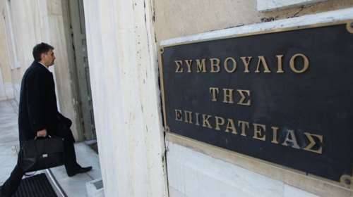 Στο ΣτΕ ζευγάρι Ρώσων που μένει στην Ελλάδα: Τους απαγορεύεται η ανανέωση άδειας παραμονής λόγω του πολέμου