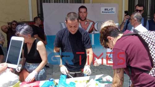 Γιώργος Μαζωνάκης: Μαγείρεψε για άστεγους παρέα με την κοινωνική κουζίνα &quot;Ο Άλλος Άνθρωπος&quot; [Βίντεο]