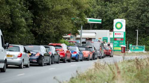 Πανικός στο Λονδίνο: Στέγνωσαν τα βενζινάδικα - Ουρές για καύσιμα