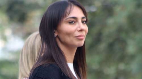 Ανέμελες στιγμές για την Ολυμπία Χοψονίδου: Χορεύει νησιώτικα ξυπόλυτη σε πανηγύρι στην Πάρο [Βίντεο]