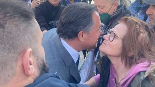 Το ΠΑΜΕ απαντά στον Γεωργιάδη: Δεν είναι δική μας η διαδηλώτρια - Έλα στη γενική απεργία να δεις &quot;αγκαλιές και φιλιά&quot;