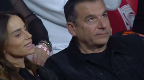 Γιώργος Λιάγκας: Η στιγμή που τον δείχνει η κάμερα στο ΣΕΦ με την Αντωνά και ο κόσμος τους γιουχάρει [βίντεο]