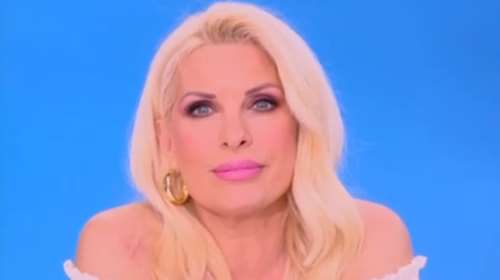 Ελένη Μενεγάκη: "Ο γιος μου έχει αρχίσει και ασχολείται με αυτά γιατί θέλει να προσέχει"