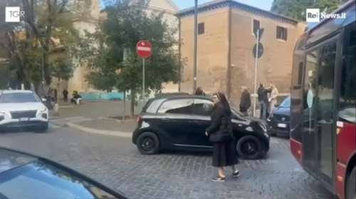 Καλόγρια σε ρόλο τροχονόμου στη Ρώμη για να βοηθήσει με το μποτιλιάρισμα [βίντεο]