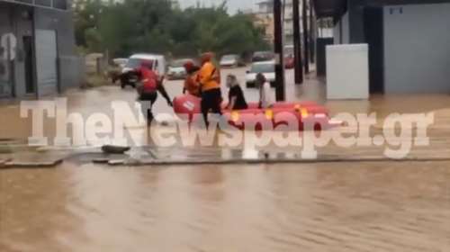 &quot;Πνίγηκε&quot; ο Βόλος από την κακοκαιρία Daniel: Απεγκλωβίζουν πολίτες με φουσκωτές βάρκες [εικόνες-βίντεο]
