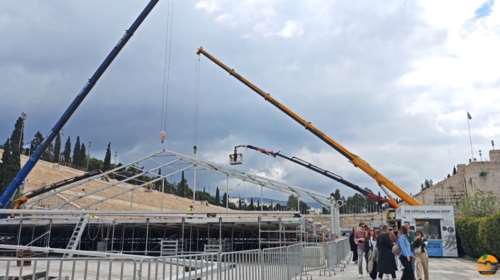 Καλλιμάρμαρο: Οι γερανοί &quot;ξηλώνουν&quot; την τεράστια μεταλλική κατασκευή της Coca Cola- Η εταιρεία ακύρωσε την τελετή [βίντεο]