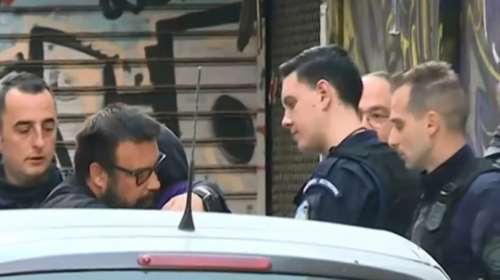 Καταδίωξη στη Θεσσαλονίκη: Η στιγμή που παραδίνεται ο δεύτερος κουκουλοφόρος - Τον αγκάλιασε ο ιερέας [βίντεο]