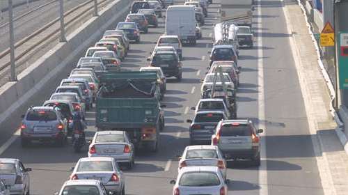 Τροχαίο στην Αττική Οδό με τέσσερις τραυματίες: Καθυστερήσεις στην κυκλοφορία στο ύψος του Ηρακλείου