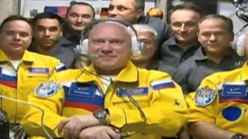 H ρωσική υπηρεσία διαστήματος διαψεύδει ότι κοσμοναύτες ντύθηκαν στα χρώματα της Ουκρανίας - &quot;Είναι απλώς κίτρινο...&quot;