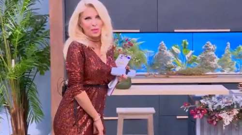 Αμηχανία στον αέρα για την Ελένη Μενεγάκη: Το sequined φόρεμα με το σκίσιμο που άνοιγε όσο περπατούσε