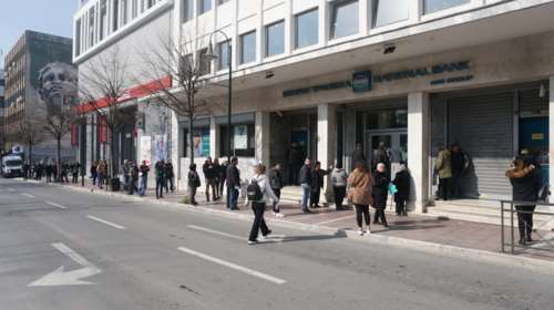 Πανικός έξω από τις τράπεζες: Απίστευτες ουρές στη Λάρισα [εικόνες]