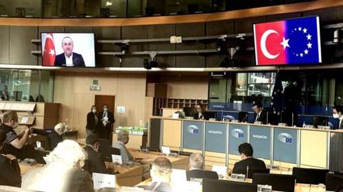 Προβοκατόρικη κίνηση Τσαβούσογλου: Ένωσε τη σημαία της ΕΕ με την τουρκική