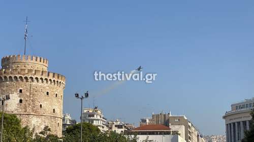 Εντυπωσιακές εικόνες στον ουρανό της Θεσσαλονίκης - Ο πιλότος της ομάδας ΖΕΥΣ σκίζει τους αιθέρες [βίντεο]