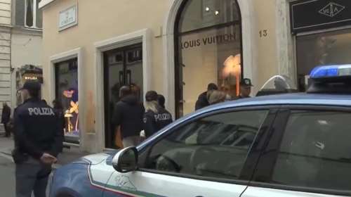 Κινηματογραφική κλοπή στη Ρώμη: Έπεσαν με όχημα πάνω στη βιτρίνα αποθήκης της Louis Vuitton [βίντεο]