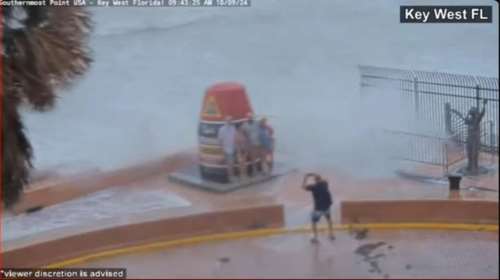 Η ανοησία είναι ανίκητη - Βγάζουν φωτογραφίες με τον τυφώνα Μίλτον να δείχνει τα δόντια του [εικόνες, βίντεο]