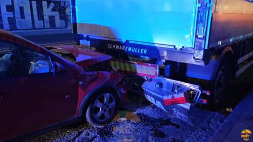 Περίεργο τροχαίο στον Κηφισό: &quot;Καρφώθηκαν&quot; σε φορτηγό και εγκατέλειψαν το όχημα [βίντεο]