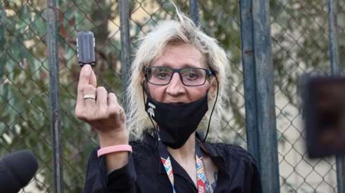 Κολωνός: Φιάσκο με τις καταγγελίες της προέδρου των ιερόδουλων - Aντί για βίντεο από τον οίκο ανοχής, το USB είχε... λαϊκά άσματα