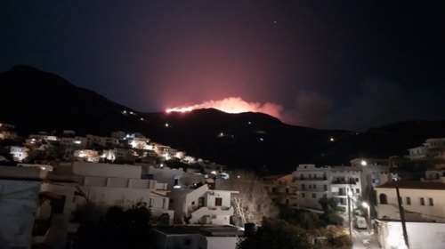 Πυρκαγιά στους Φούρνους: Δεν κινδυνεύουν οικισμοί- Ενίσχυση από Σάμο και Ικαρία
