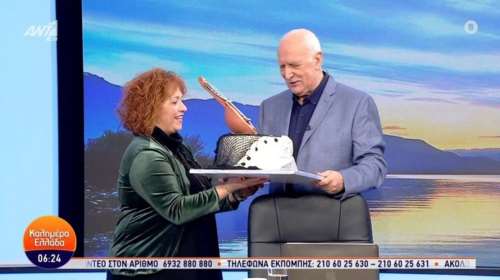 Γιώργος Παπαδάκης: Η έκπληξη που του επιφύλαξαν για τα γενέθλιά του - Τούρτα με κρητική λύρα και μαντινάδα [βίντεο]