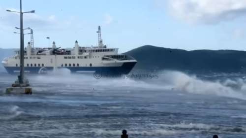 Αίγινα: Μάχη του πλοίου &quot;Αχαιός&quot; στο λιμάνι, έσπασε τζάμι από τα κύματα - Ταλαιπωρία για 330 επιβάτες [βίντεο]