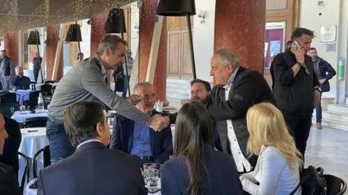 Βόλτα Μητσοτάκη στη Θεσσαλονίκη: Ο καφές με τους βουλευτές της ΝΔ, η ατάκα για το &quot;Βέλος&quot; και η επίσκεψη στον Τερκενλή