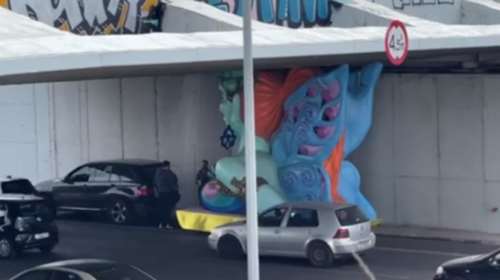 Μοσχάτο: Μποτιλιάρισμα στην Παραλιακή από καρναβαλικό άρμα που σφήνωσε σε γέφυρα