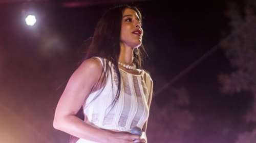 Η συγκίνηση της Μαρίνα Σάττι στη σκηνή - Απομάκρυνε το μικρόφωνο για να μην ακουστούν τα κλάματά της [βίντεο]