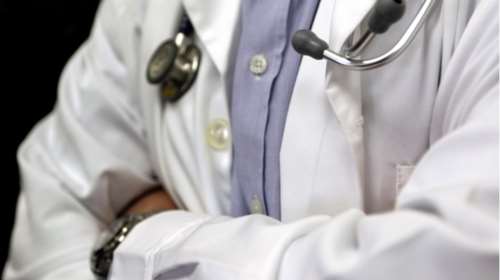 &quot;Πλήρωσε 65.000 ευρώ για δήθεν πρωτοποριακές θεραπείες&quot;: Τι λέει ο αδερφός του πρώτου θύματος του ψευτογιατρού