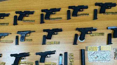 Διπλή δολοφονία στη Γλυφάδα: Η στιγμή που η ΕΛΑΣ εντοπίζει τα όπλα σε σπίτια των Τούρκων [βίντεο]