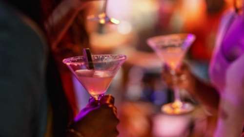 Αμετανόητοι οι ιδιοκτήτες μπαρ σε όλη την Ελλάδα: Νέα κρούσματα μεθυσμένων ανήλικων που καταλήγουν στο νοσοκομείο